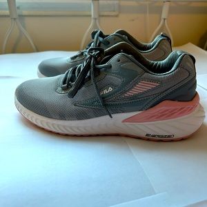 BRAND NEW Size 8 Women’s Fila sneakers/shoes